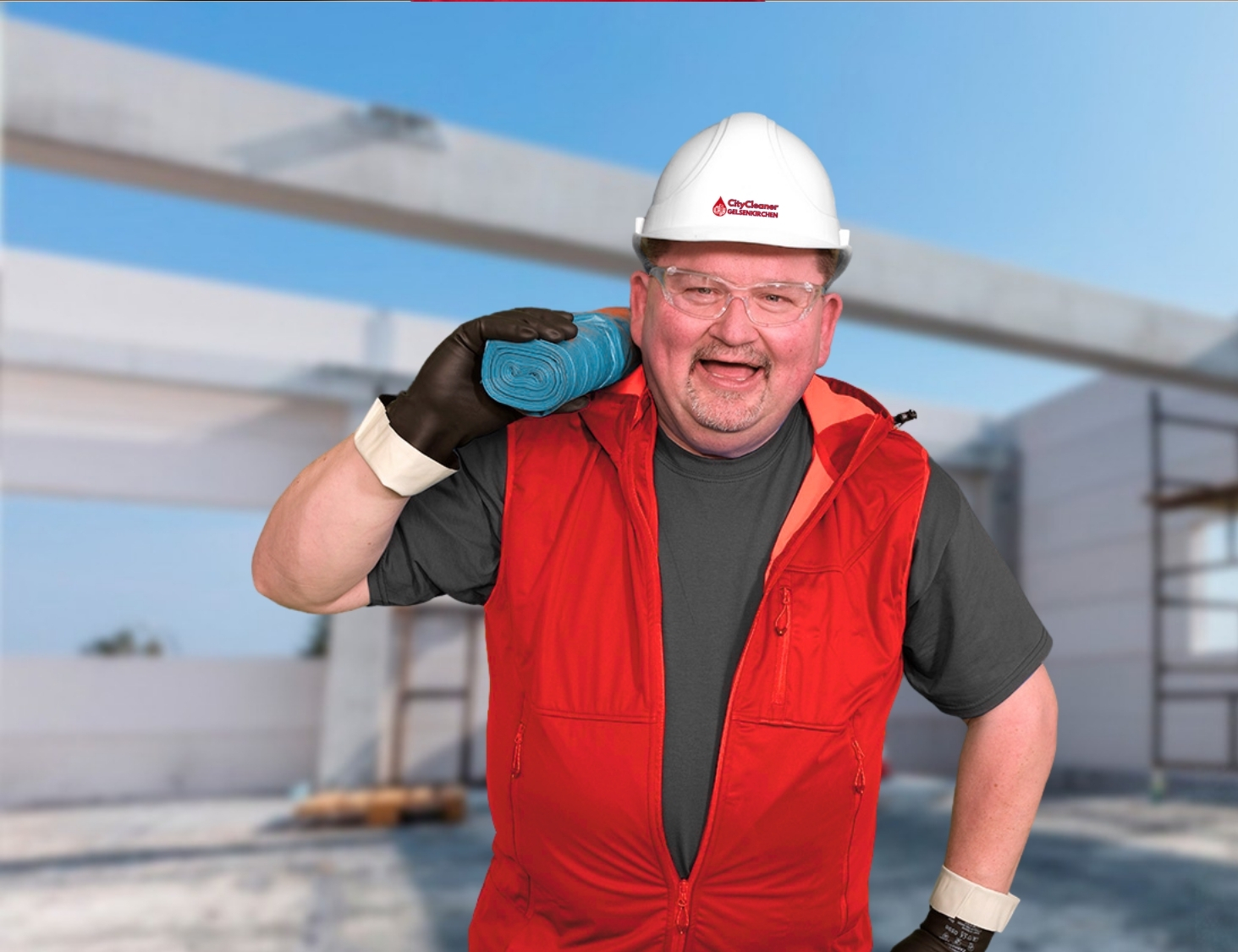 Reinigungskraft von CityCleaner mit Mülltüten bei der Baureinigung in Gelsenkirchen