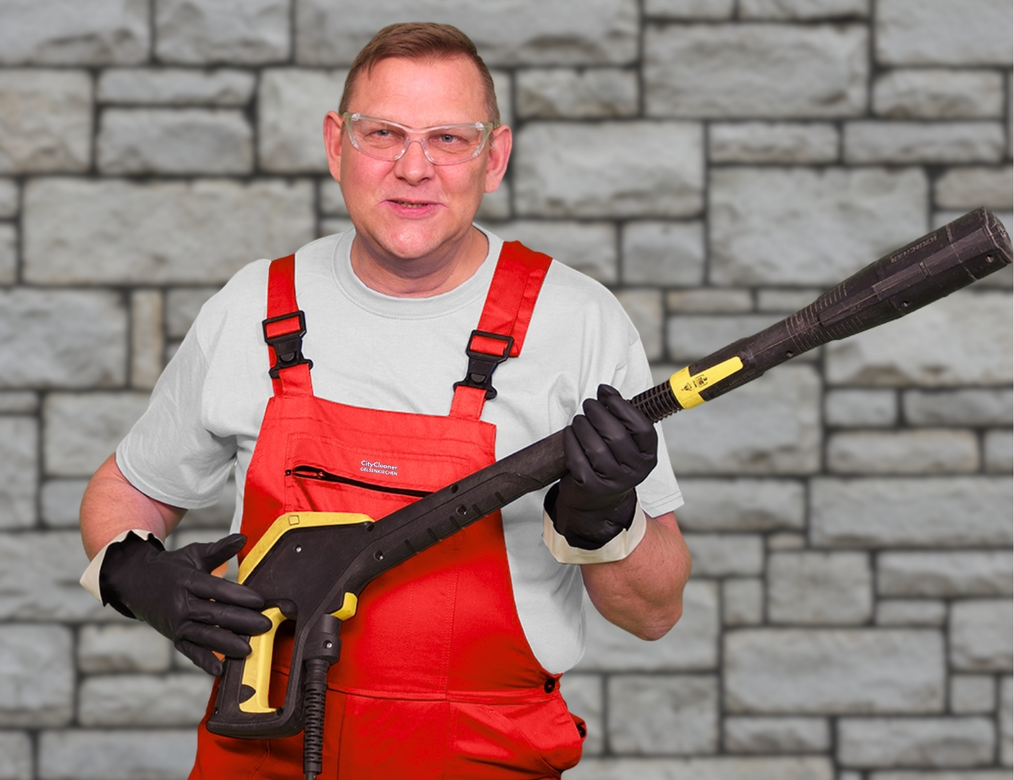 Reinigungskraft von CityCleaner mit Hochdruckreiniger bei der Fassadenreinigung in Gelsenkirchen
