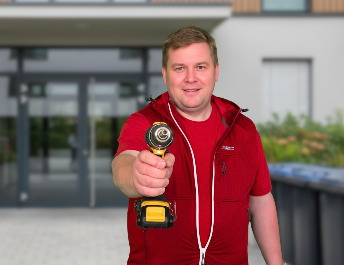 Mitarbeiter von CityCleaner beim Hausmeisterservice in Gelsenkirchen mit Akkuschrauber