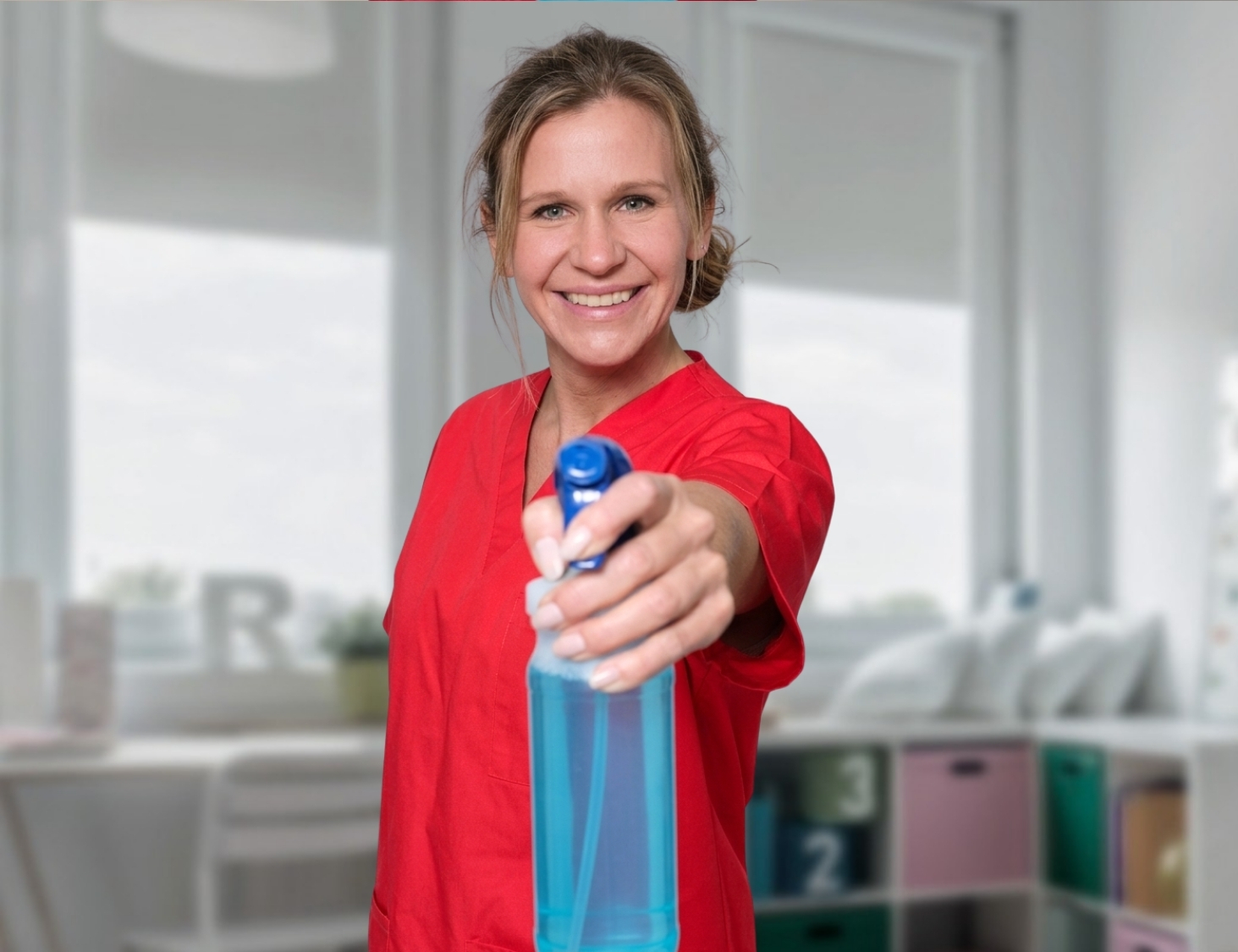 Reinigungskraft von CityCleaner mit Sprühflasche in der Hand bei der Kitareinigung in Gelsenkirchen