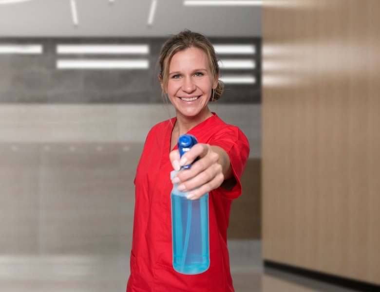 Reinigungskraft der Gebäudereinigung CityCleaner Gelsenkirchen mit Reinigungsmittel